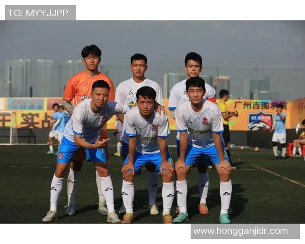 足球球星风采展示：场上英姿与个人魅力完美融合的时刻